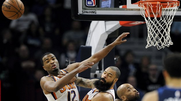 T. J. Warren (vlevo) a Tyson Chandler z Phoenixu a Taj Gibson z Minnesoty se ohlej po mi.