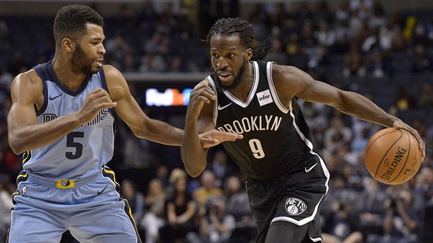 DeMarre Carroll (vpravo) z Brooklynu se t kolem Andrewa Harrisona z Memphisu.