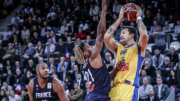 Andrew Albicy (21) z Francie atakuje Andriju Stipanovie z Bosny, sleduje je Boris Diaw.