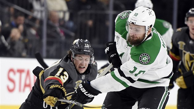 Martin Hanzal (vpravo) z Dallasu p�l� na branku Vegas kolem Brendana Leipsice.