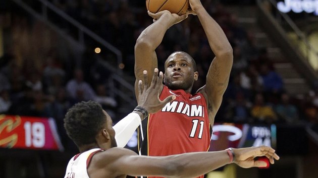 Dion Waiters z Miami stl pes Jeffa Greena z Clevelandu.