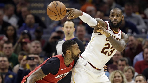 LeBron James (vpravo) z Clevelandu pihrv kolem Jamese Johnsona z Miami.