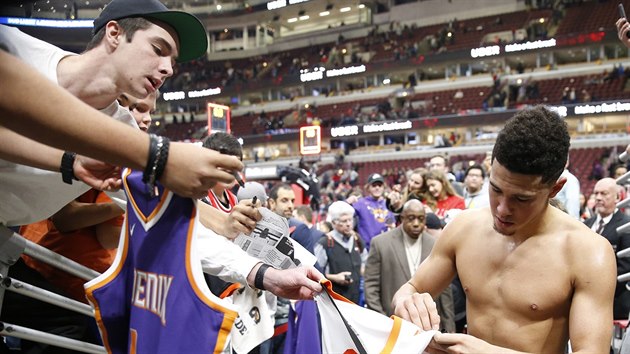 Devin Booker z Phoenixu se podepisuje fanoukm.