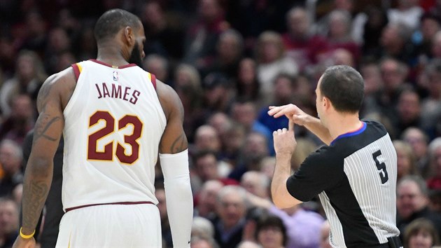 LeBron James z Clevelandu dostal technickou od rozhodho Kanea Fitzgeralda.