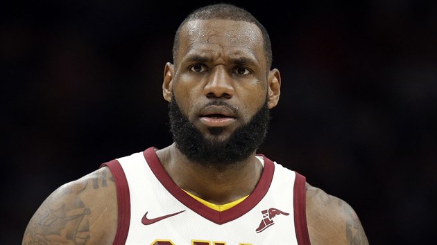 Vylouen LeBron James z Clevelandu nedohrl zpas proti Miami.