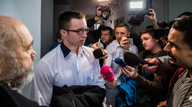 Lukáš Nečesaný hovoří s novináři poté, co ho hradecký soud zprostil obžaloby z vraždy kadeřnice (20.11.2018).