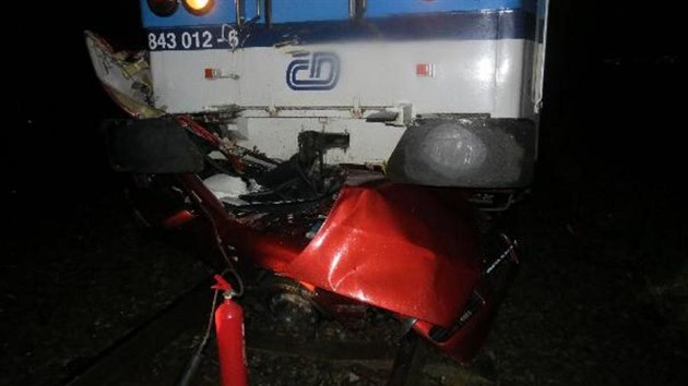 Vlak v Hradci Krlov narazil do auta zapadlho v kolejiti (20.11.2017).