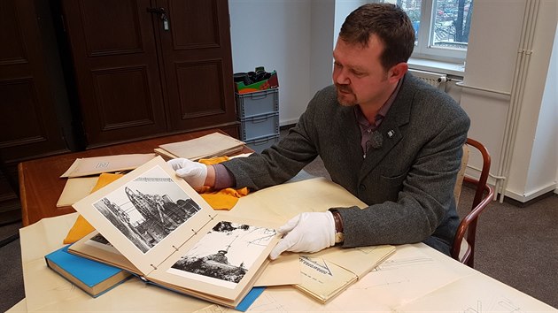 �editel Severo�esk�ho muzea v Liberci Ji�� K��ek s unik�tn�mi dokumenty o Je�t�du.