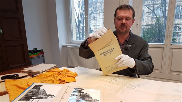 Bal�k obsahoval v�kresy, pl�ny a objemnou kolekci fotografi� z dob v�stavby hotelu na Je�t�du.