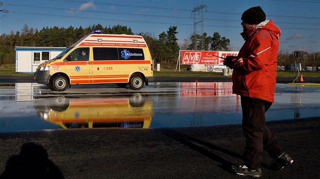 Sanitky vyrazily na tra autodromu a jejich posdky plnily stejn srie kol.