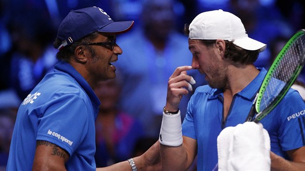 Francouzsk tenista Lucas Pouille (vpravo) poslouch pokyny trenra Yannicka Noaha ve finle Davis Cupu.