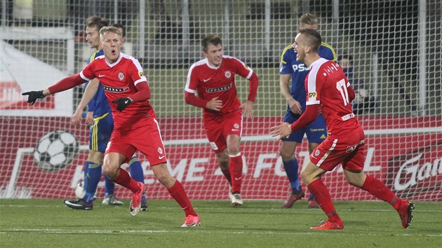 Brněnský útočník Michal Škoda (v červeném vlevo) slaví gól do jihlavské sítě.