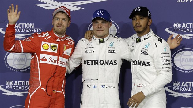 Valtteri Bottas (uprosted) slav triumf v kvalifikaci na Velkou cenu Ab Zab, vpravo je druh Lewis Hamilton, vlevo je tet Sebastian Vettel.