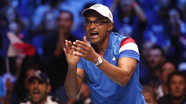 Francouzsk daviscupov kapitn Yannick Noah povzbuzuje sv svence.