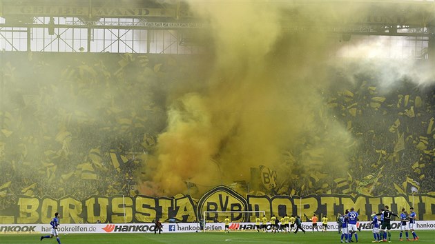 Fanoušci Dortmundu v akci během duelu proti Schalke