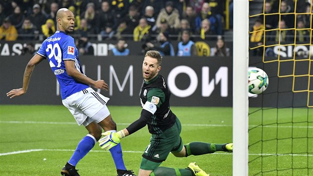 Brank Schalke Ralf Fhrmann inkasuje gl v utkn proti Dortmundu.