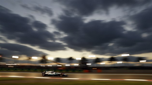 Lewis Hamilton na trati Velk ceny Ab Zab