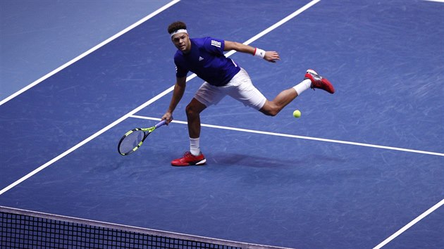 Francouzsk tenista Jo-Wilfried Tsonga bhem nedln dvouhry ve finle Davis Cupu.