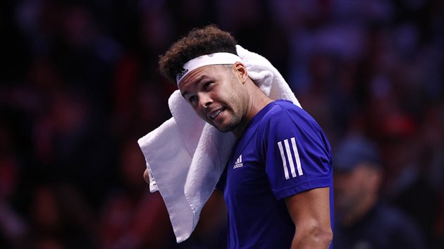 UF. Francouzsk tenista Jo-Wilfried Tsonga bhem nedln dvouhry ve finle Davis Cupu.