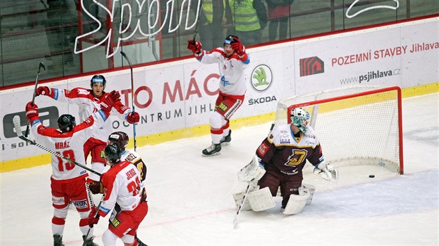 Olomoučtí hokejisté slaví gól, zatímco jihlavský gólman Lars Volden smutní.