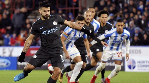 Sergio Agero z Manchesteru City skruje z penalty proti Huddersfieldu.