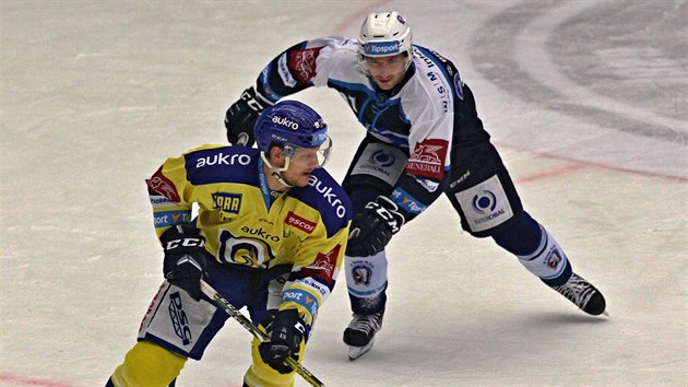 Momentka z hokejového duelu mezi Plzní (modrá) a Zlínem