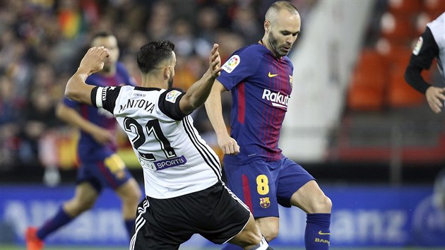 Andrs Iniesta z Barcelony (vpravo) tou uniknout Martinu Montoyovi z Valencie.