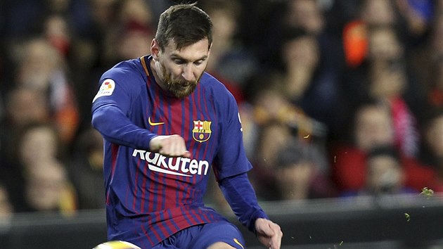 Lionel Messi z Barcelony v akci bhem duelu s Valenci