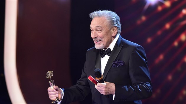 Karel Gott se sv�m dvaa�ty�ic�t�m Slav�kem (25. listopadu 2017).