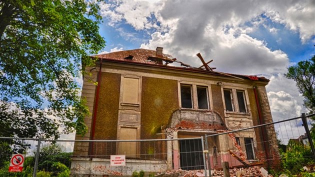 Jeden z poslednch snmk vily kdysi patc tovrnku Faltisovi. Stoletou budovu v Trutnov se zachrnit nepodailo.