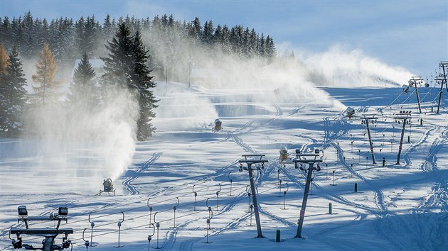 První sníh na sjezdovce Javor v Krkonoších (15. 11. 2017)