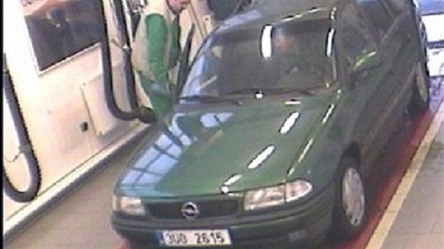 Auto, kterm Ji Poc odjel, byl star zelen opel.