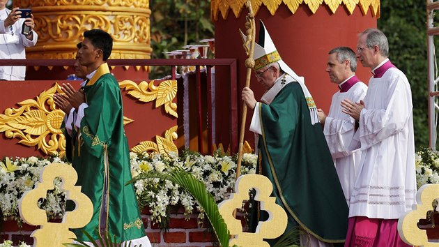 Papež František při návštěvě Barmy sloužil mši na fotbalovém stadionu v Rangúnu. (29. listopadu 2017)