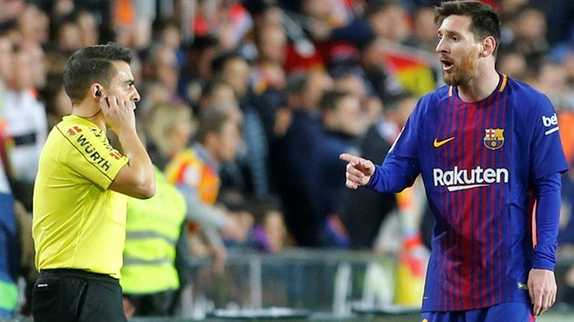 PANE ROZHOD, VY JSTE TEN GL NEVIDL? Lionel Messi a Andrs Iniesta nechpou, sud prv upeli Barcelon jasnou branku v utkn s Valenci.