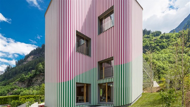 Od prvního pohledu nezvyklá. Taková je nová vila ve švýcarské vísce Rossa, kde žije na sto padesát stálých starousedlíků. Dokončená je teprve pár týdnů a stále ještě voní novotou.