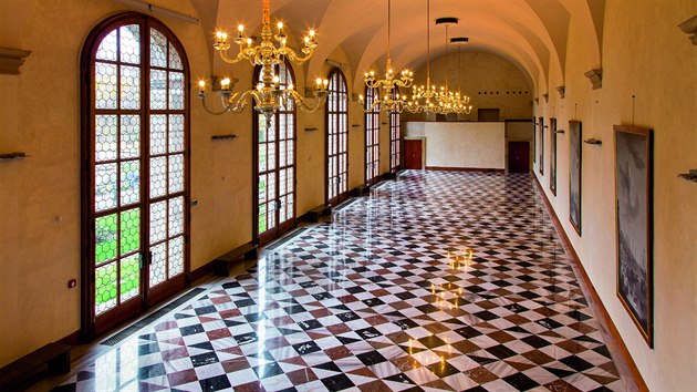Šachovnicová mramorová podlaha je podle návrhu Pavla Janáka a přispívá k dobré akustice prostoru.