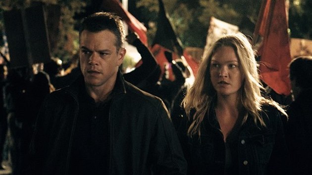 Matt Damon a Julia Stilesov ve filmu Jason Bourne (2016)