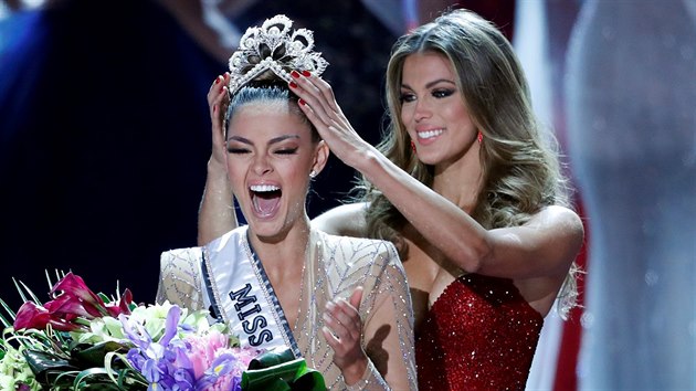 Miss Universe 2017 se stala Jihoafrianka Demi-Leigh Nelov-Petersov. Korunuje ji losk vtzka Iris Mittenaere z Francie  (Las Vegas, 26. listopadu 2017).