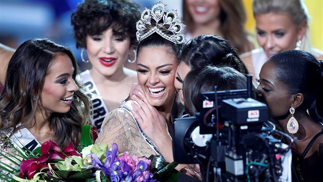 Jihoafrianka Demi-Leigh Nelov-Petersov je Miss Universe 2017.