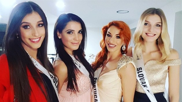Tereza Vlkov (druh zleva) a dal soutc Miss Supranational 2017