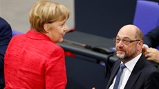 Pedseda SPD Martin Schulz (vpravo) s kanclékou Angelou Merkelovou
