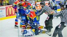 Potyka v utkání eské Budjovice (modrá) vs. Kladno.