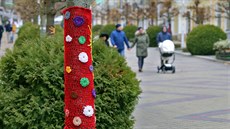 Netradiní hákovaná výzdoba v ulicích Frantikových Lázní