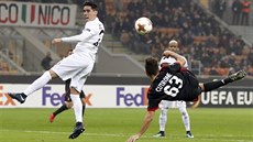 Patrick Cutrone z AC Milán pálí na branku Austrie Víde v utkání skupiny D...