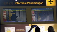 Turisté čekají na mezinárodním letišti na ostrově Bali (29.11.2017)