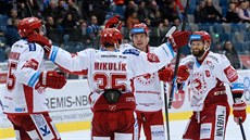 Hokejisté Tince se radují z jednoho ze svých gól v Chomutov.