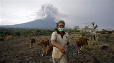 Sopka Agung chrlí od víkendu oblaka bílého a edého popela do výky nkolika...