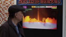 Japonec sleduje záběry z posledního testu severokorejské balistické rakety (29....