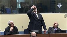 Generál bosenských Chorvat Slobodan Praljak v soudní síni v Haagu hned po...