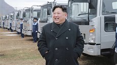 Vůdce KLDR Kim Čong Un navštívil automobilku Sungri, která začala vyrábět nový...